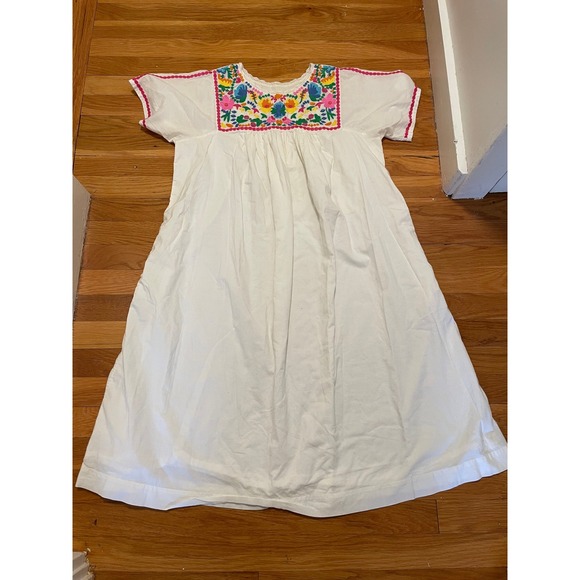 White Mexican Embroidered Dress M Floral Bohemian Peasant Sundress Pockets EUC - Picture 1 of 3